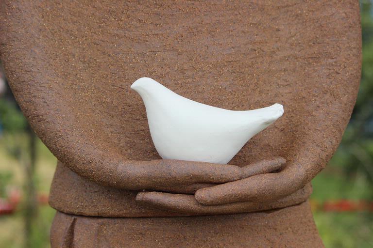 Leigh Burrell;Dove by Jin Ling;NZ Sculpture OnShore 2012